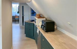 Køkken eller tekøkken på 2 Bedroom Stunning Home In Lemvig