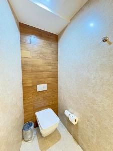 ein Badezimmer mit einem WC und zwei Rollen Toilettenpapier in der Unterkunft Alojamiento Céntrico En Sonata Lomas Angelopolis in Lomas de Angelopolis + 6 Fotos