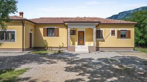 een huis met een gele bij Vivento in Vozilići