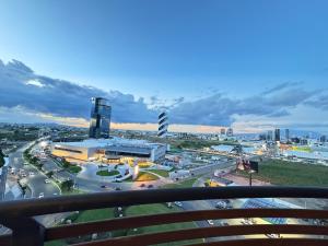 Blick auf eine Stadt mit Verkehr und Gebäuden in der Unterkunft Alojamiento Céntrico En Sonata Lomas Angelopolis in Lomas de Angelopolis