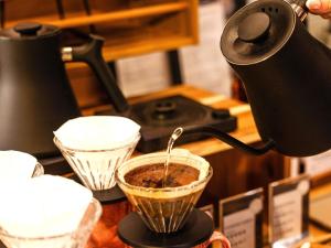 a person is making a drink in a blender at Mercure Bogota Calle 100 in Bogotá