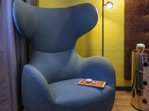 una sedia blu con un vassoio sopra di Pullman Santiago El Bosque a Santiago