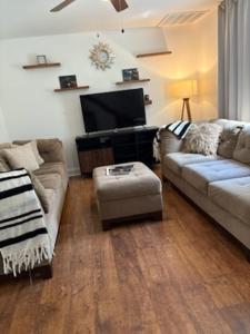 Χώρος καθιστικού στο Private Backyard • Drive to Disney