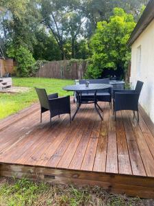 Κήπος έξω από το Private Backyard • Drive to Disney