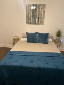 Ένα ή περισσότερα κρεβάτια σε δωμάτιο στο Private Backyard • Drive to Disney