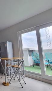 ein Tisch und Stühle in einem Zimmer mit Fenster in der Unterkunft APART -Hotel 2 habitaciones compartidas con baños privado in Vila El Carmen + 5 Fotos