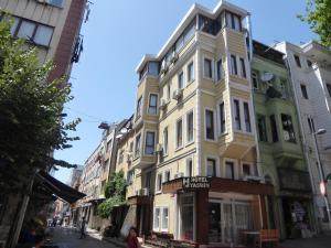 イスタンブールにあるホテル ヤスミンの市道の白い高い建物