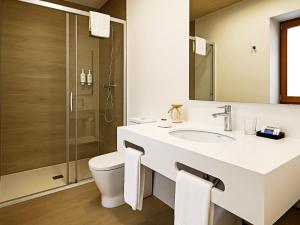 Koupelna v ubytování Hotel Entrerailes + 33 fotografií