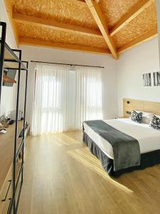 Postel nebo postele na pokoji v ubytování Hotel Entrerailes