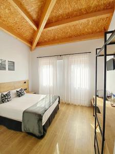 Postel nebo postele na pokoji v ubytování Hotel Entrerailes