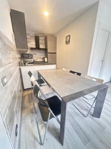 La Casa di Erika في Monasterolo del Castello: طاولة طعام وكراسي في مطبخ