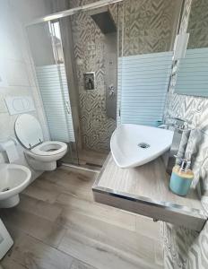 La Casa di Erika في Monasterolo del Castello: حمام مع حوض ومرحاض