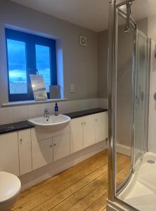 Koupelna v ubytování The White House Kelfield + 51 fotografií