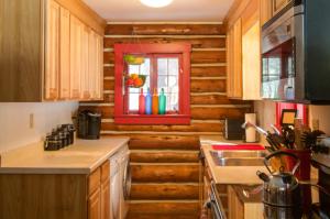 Η κουζίνα ή μικρή κουζίνα στο Award-Winning Log Cabin, Top 5 in New England!