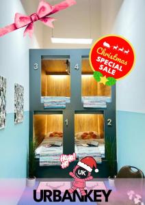 a room with a bunk bed with a sign at UrbanPods SOLO by Urbankey in Vienna