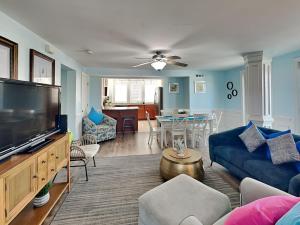 Μια τηλεόραση ή/και κέντρο ψυχαγωγίας στο Captains Watch by Tybee Vacation Rentals