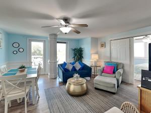 Χώρος καθιστικού στο Captains Watch by Tybee Vacation Rentals