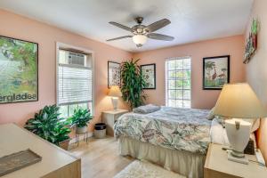 Postel nebo postele na pokoji v ubytování Gateway to the Everglades! Tropical Jungle Cottage