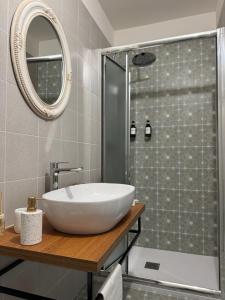 een badkamer met een witte wastafel en een douche bij Guest House Teresina in San Giovanni in Fiore +9 foto's