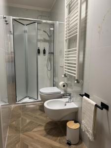 een badkamer met een toilet, een wastafel en een douche bij Guest House Teresina in San Giovanni in Fiore