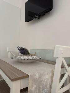 een eettafel met een televisie aan de muur bij Guest House Teresina in San Giovanni in Fiore