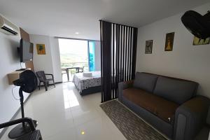 Χώρος καθιστικού στο Loft acogedor con vista, piscina y balcón