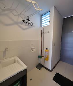 Ένα μπάνιο στο Loft acogedor con vista, piscina y balcón