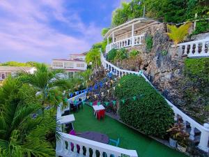 a restaurant on a cliff next to a mountain at The Rock House Eco in San Andrés