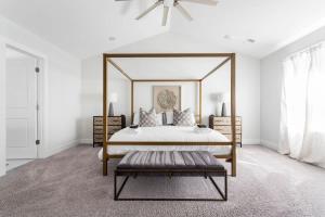 Ένα ή περισσότερα κρεβάτια σε δωμάτιο στο Pleasant Place Villa -Newly Built with Pool Close to downtown&beach