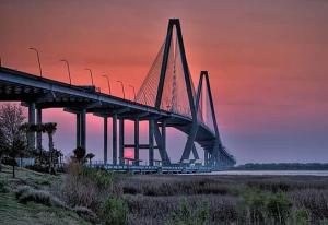 Η ανατολή ή δύση του ηλίου όπως φαίνεται από αυτή η παραθεριστική κατοικία ή από εκεί κοντά