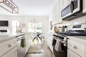 Η κουζίνα ή μικρή κουζίνα στο Pleasant Place Villa -Newly Built with Pool Close to downtown&beach +75 φωτογραφίες