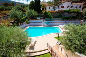 una piscina en el patio trasero de una casa en Villa Cristian, en Cefalú