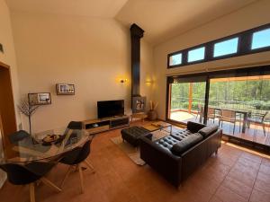 ein Wohnzimmer mit einer Couch und einem Glastisch in der Unterkunft Charming Retreat in Bonmont in Bonmont Terres Noves