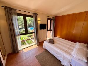 ein Schlafzimmer mit einem Bett und einem großen Fenster in der Unterkunft Charming Retreat in Bonmont in Bonmont Terres Noves + 39 Fotos