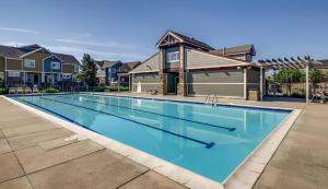 Bazén v ubytování Cozy near airport vacation home Brighton nebo v jeho okolí