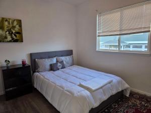 Postel nebo postele na pokoji v ubytování Cozy near airport vacation home Brighton