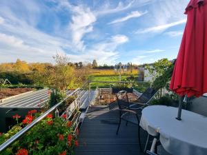 een balkon met een tafel, stoelen en bloemen bij Ferienwohnung im Haus Petry in Freinsheim