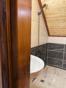 Koupelna v ubytování شاليه وكوخ البركه Albarakah chalets