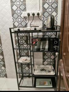 a shelf with a device on it in a room at النبلاء الفضي in Al Madinah