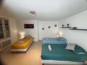 ブレ・シュル・セーヌにあるL'Authentique de la Brieの部屋にベッドが2つある部屋