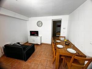 ブレ・シュル・セーヌにあるL'Authentique de la Brieの木製のテーブルと椅子のあるダイニングルーム