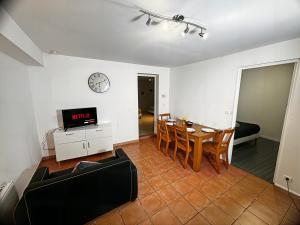 ブレ・シュル・セーヌにあるL'Authentique de la Brieのリビングルーム(テーブル、壁掛け時計付)