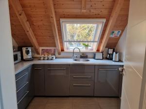 Køkken eller tekøkken på WEINblick - Ferienwohnung im Haus Petry - PFALZ - Deutsche Weinstraße