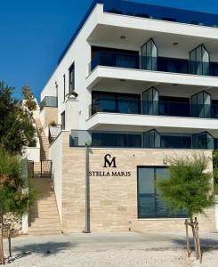 ein Gebäude mit einem Schild, auf dem „Stella Marks“ steht in der Unterkunft Stella Maris Beach in Razvala
