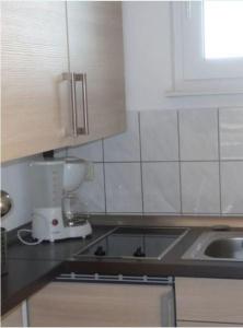 una cucina con mobili bianchi e un piano di lavoro di Bungalow Beate a Zinnowitz