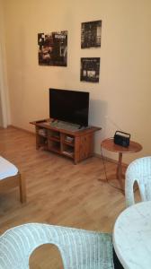 Μια τηλεόραση ή/και κέντρο ψυχαγωγίας στο Ferienwohnung Lino