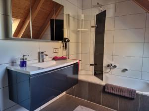 een badkamer met wastafel en douche bij Ferienwohnung im Haus Petry in Freinsheim +19 foto's