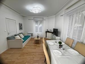 una sala de estar con un sofá y una mesa en Charme Médiéval à Provins, en Provins