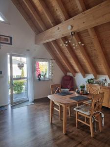 een eetkamer met een houten tafel en stoelen bij Ferienwohnung im Haus Petry in Freinsheim