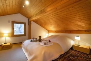 una camera da letto con un letto grande in una mansarda di Chalet du Glacier - Happy Rentals a Chamonix-Mont-Blanc